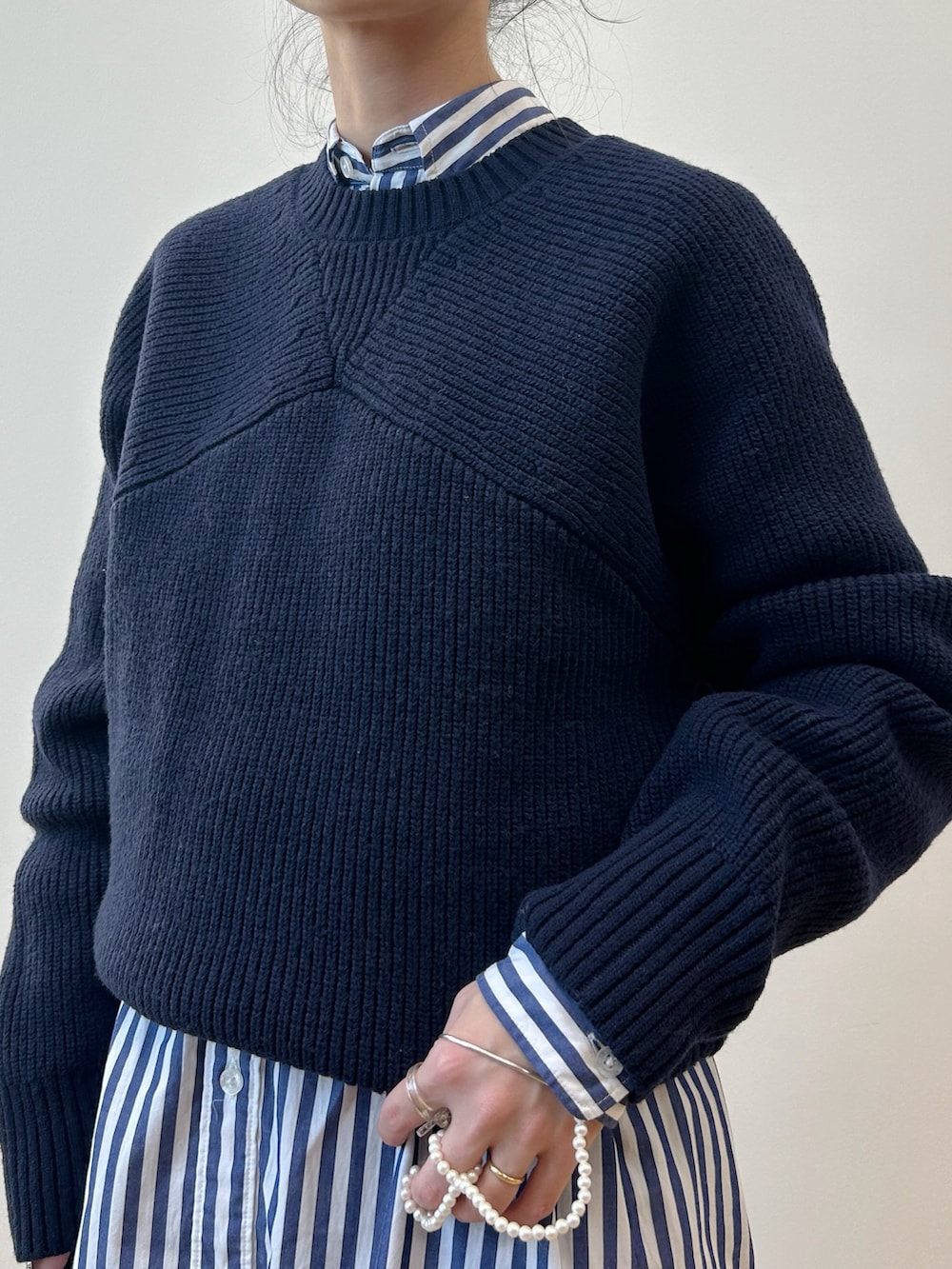 ブルー系のシャツワンピース、ブルー系のブルゾン、ブルー系のニット/セーターを着用したレディースの冬コーディネートの7枚目の写真