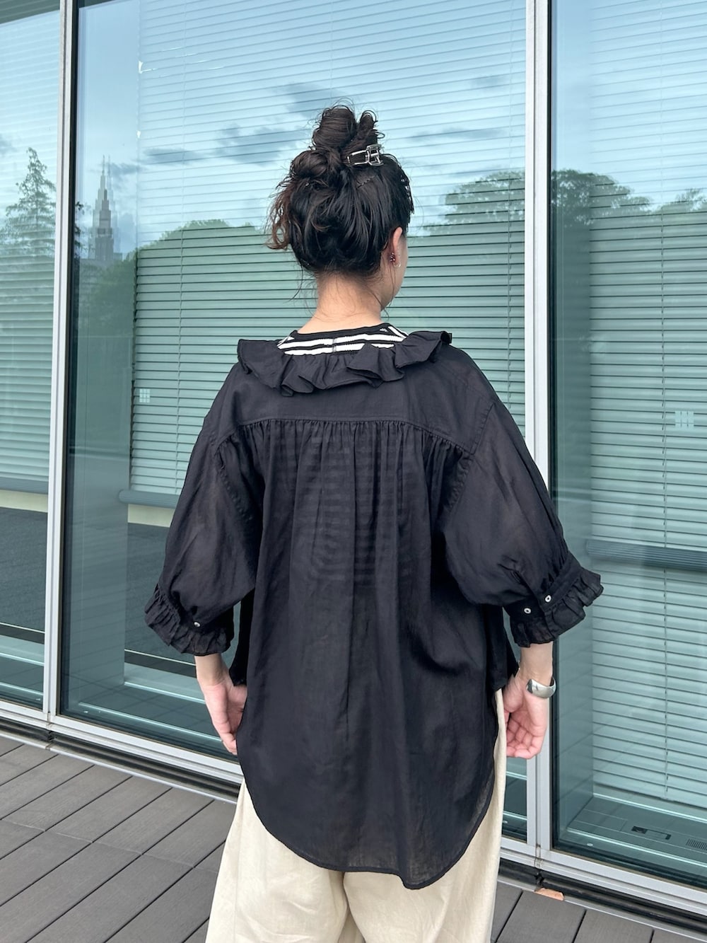 ベージュ系のその他パンツ、ブラック系のシャツ/ブラウス、ブラック系のタンクトップを着用したレディースの夏コーディネートの4枚目の写真