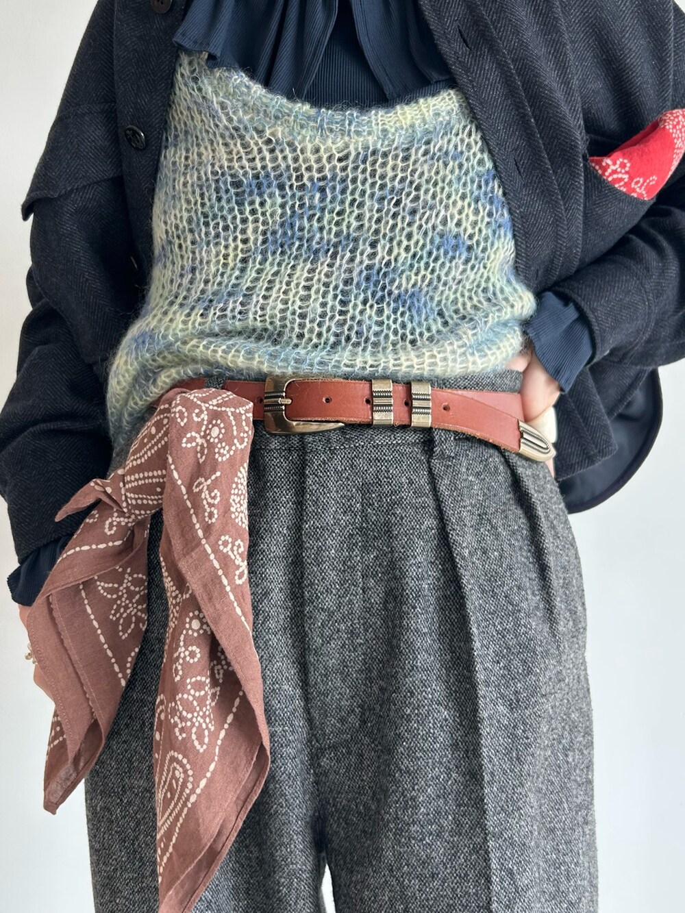 ブラウン系のドレスシューズ、ブルー系のTシャツ/カットソー、ブルー系のミリタリージャケットを着用したレディースの秋コーディネートの9枚目の写真