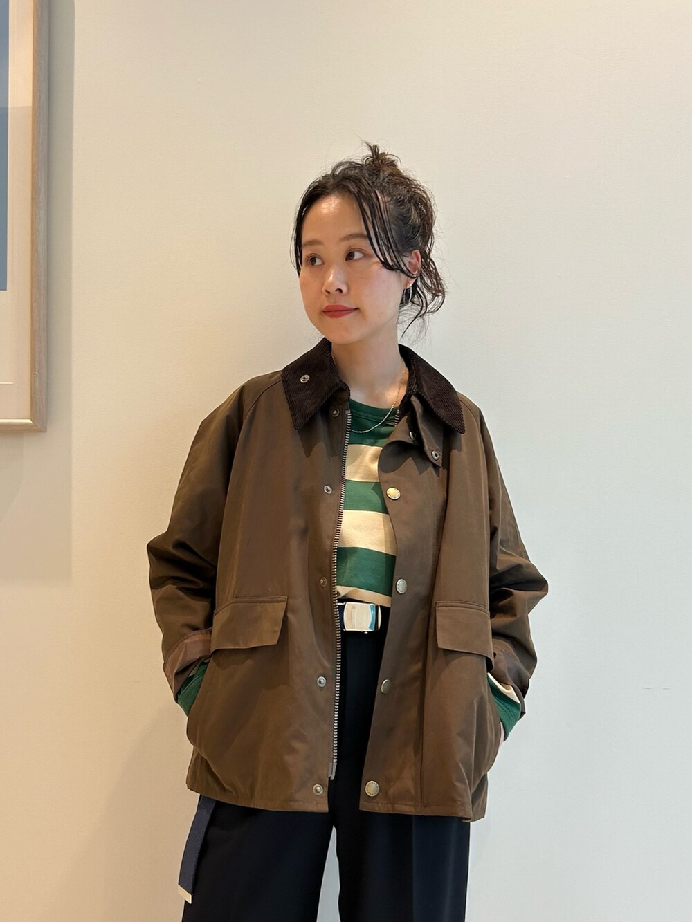 ブラウン系のサンダル、ブラウン系のミリタリージャケット、グリーン系のTシャツ/カットソーを着用したレディースの夏コーディネートの3枚目の写真