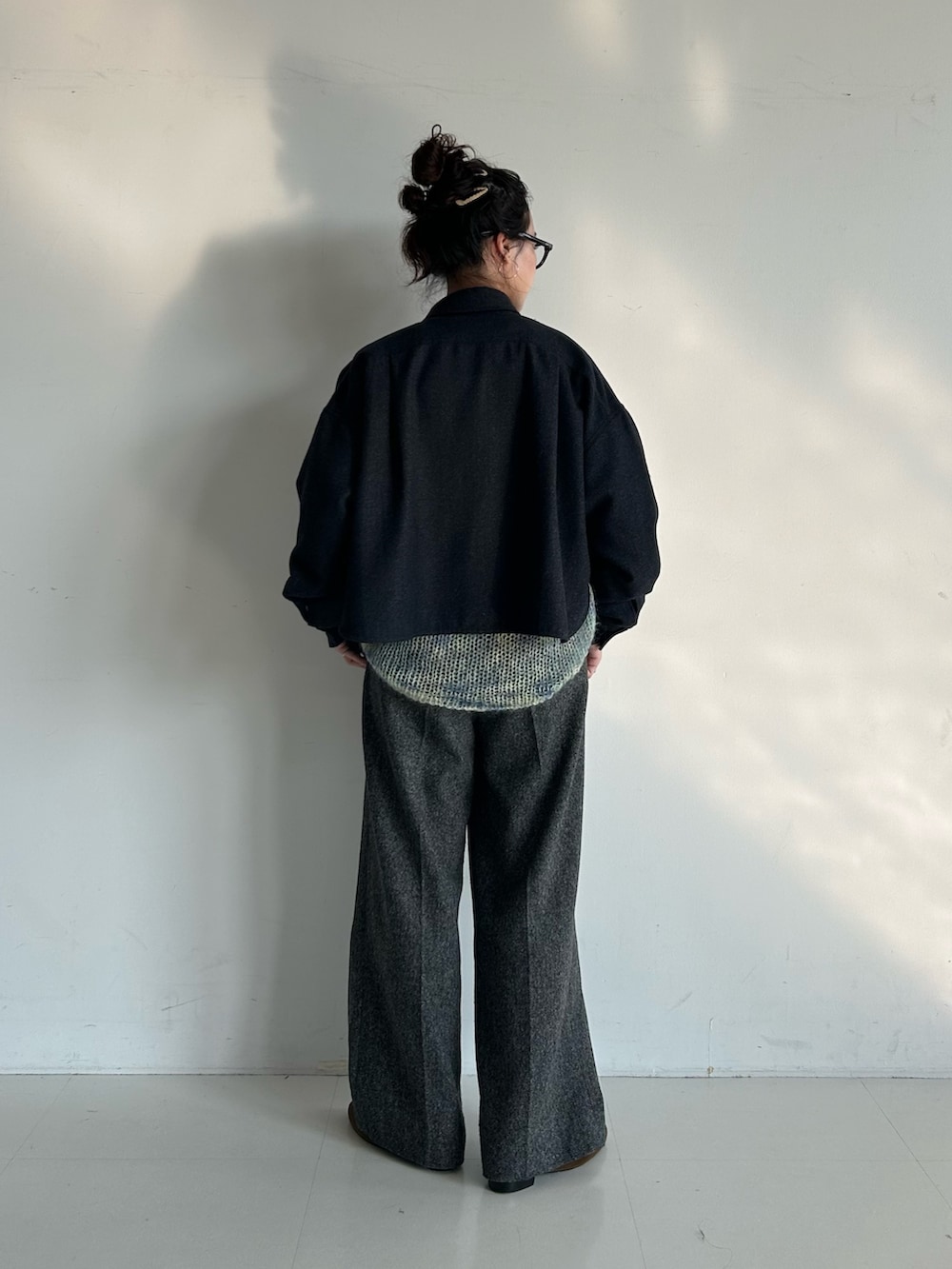 ブラウン系のドレスシューズ、ブルー系のTシャツ/カットソー、ブルー系のミリタリージャケットを着用したレディースの秋コーディネートの3枚目の写真