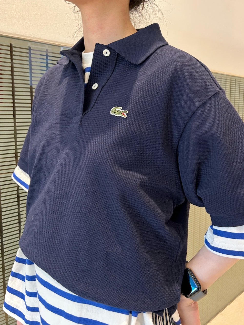 ホワイト系のTシャツ/カットソー、ベージュ系のショルダーバッグ、その他のその他パンツを着用したレディースの春コーディネートの5枚目の写真