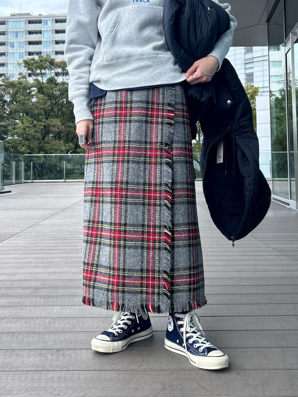 ブルー系のその他アウター、グレー系のスウェット、グレー系のスカートを着用したレディースの秋コーディネートの10枚目の写真