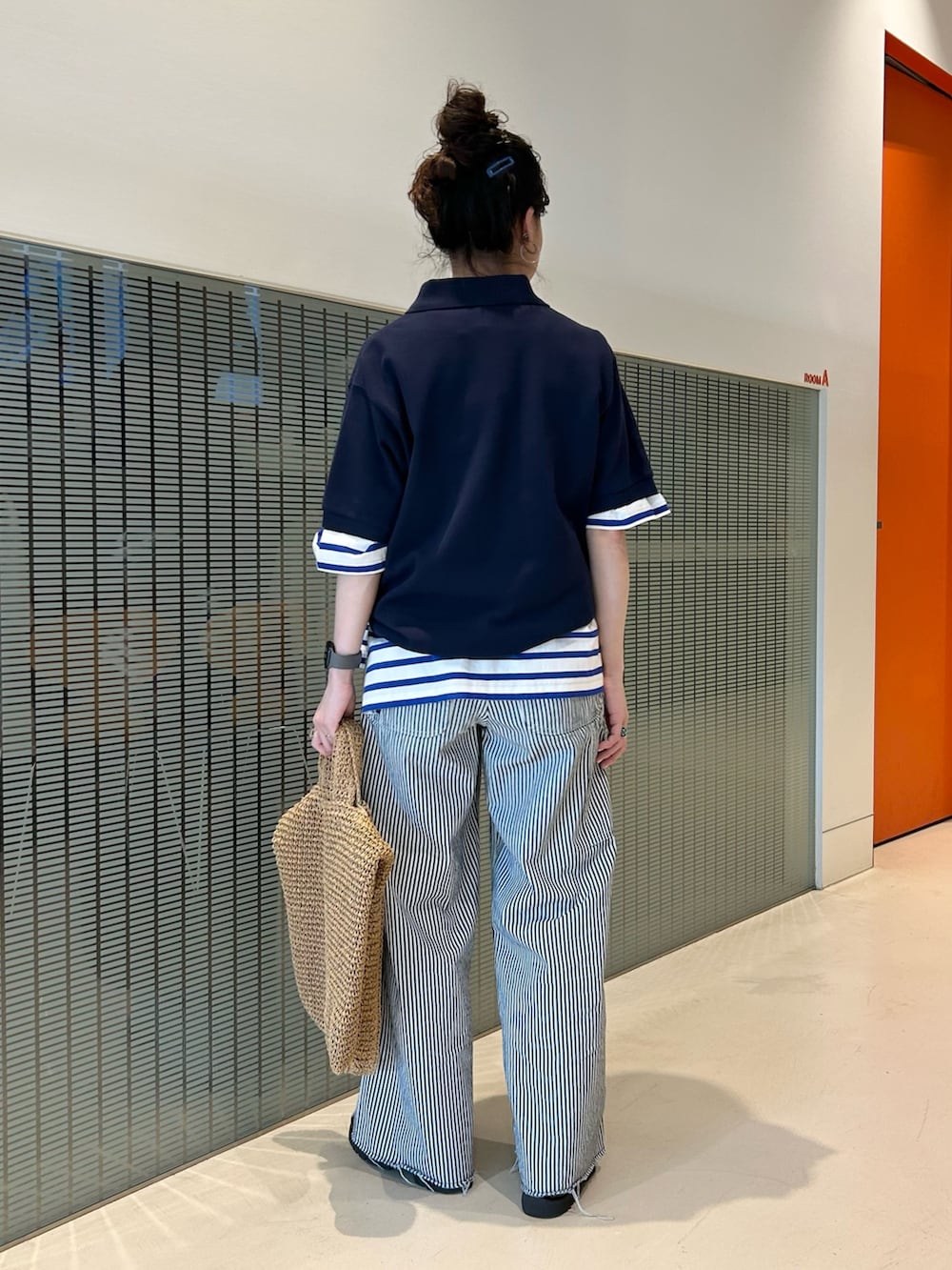 ホワイト系のTシャツ/カットソー、ベージュ系のショルダーバッグ、その他のその他パンツを着用したレディースの春コーディネートの3枚目の写真