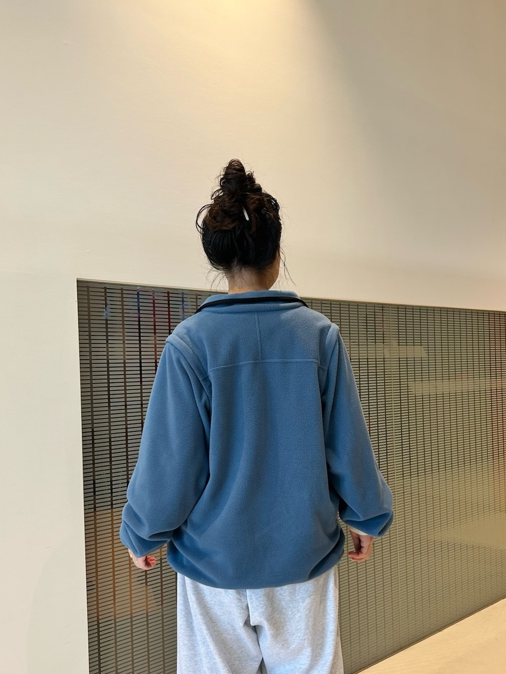 その他のバックパック/リュック、グレー系のスウェットパンツ、ホワイト系のTシャツ/カットソーを着用したレディースの夏コーディネートの5枚目の写真