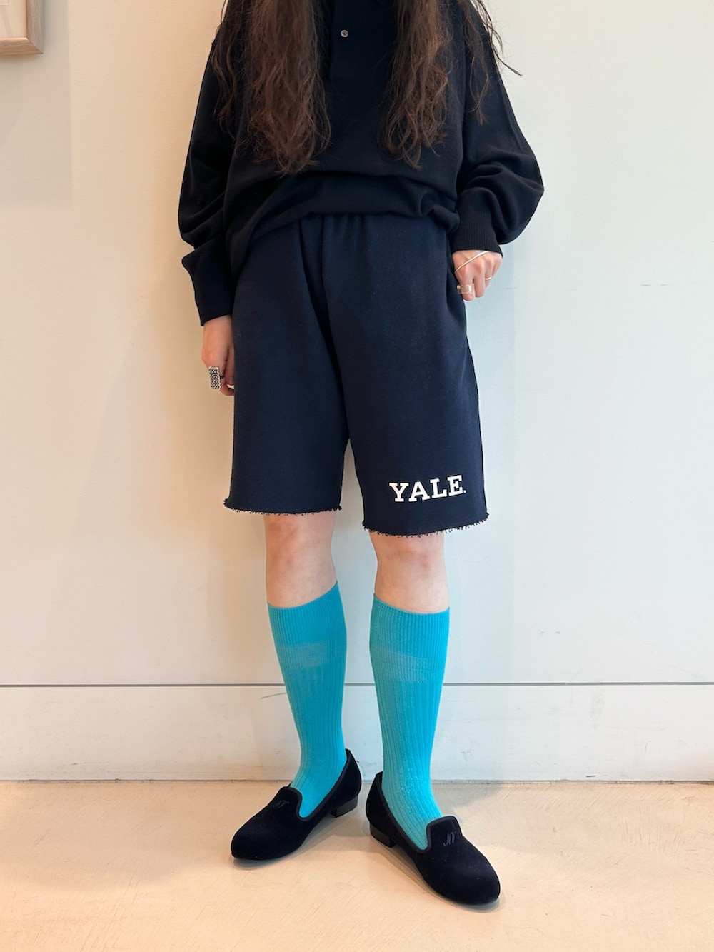 ブルー系のドレスシューズ、ブルー系のその他パンツ、ブルー系のニット/セーターを着用したレディースの夏コーディネートの7枚目の写真