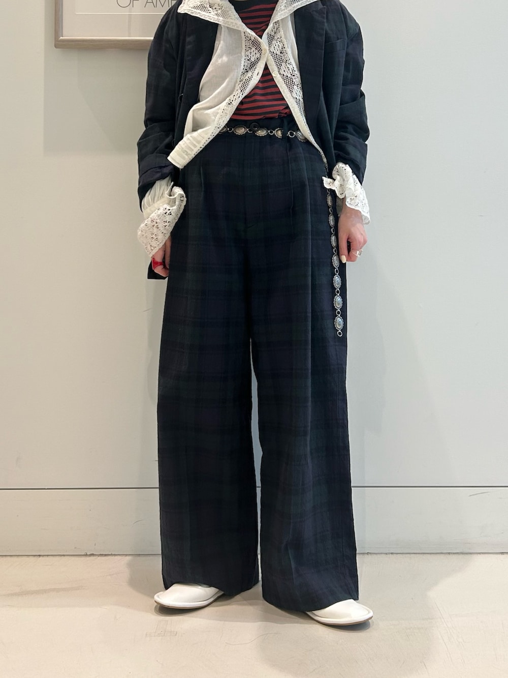 ホワイト系のバレエシューズ、ブルー系のテーラードジャケット、グレー系のTシャツ/カットソーを着用したレディースの冬コーディネートの7枚目の写真