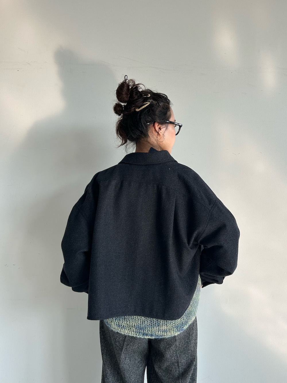 ブラウン系のドレスシューズ、ブルー系のTシャツ/カットソー、ブルー系のミリタリージャケットを着用したレディースの秋コーディネートの4枚目の写真