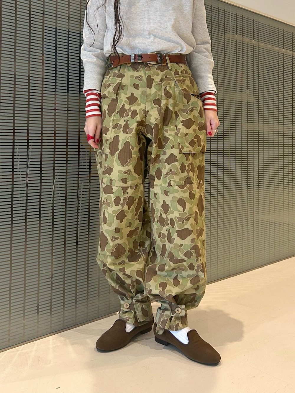 その他のミリタリージャケット、その他のカーゴパンツ、ベージュ系のTシャツ/カットソーを着用したレディースの秋コーディネートの6枚目の写真