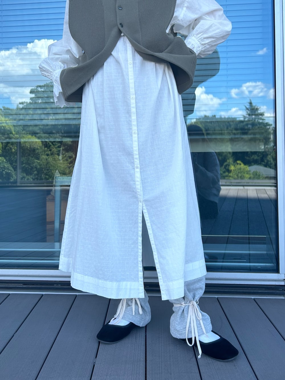 「いいね、save、フォローお願いします🤑、ベスト、ワンピース、フリル、スウェット」｜「BEAMS BOYのミリタリー ロング ベスト（ベスト、グリーン系）」を使った、黒田 彩乃さん（レディース・153cm）の夏コーディネートの5枚目の写真