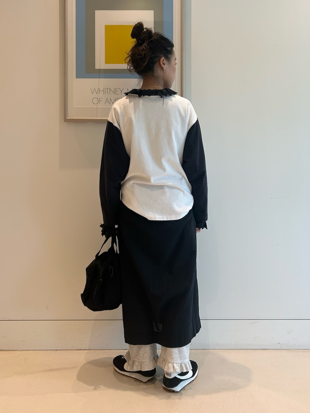 ブラック系のワンピース、ブラック系のTシャツ/カットソー、ブラック系のショルダーバッグを着用したレディースの夏コーディネートの3枚目の写真