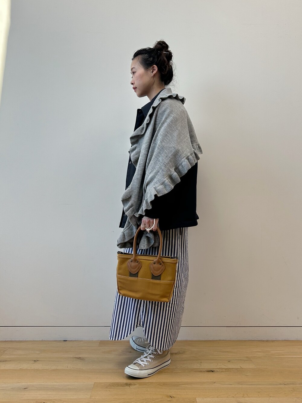 ブルー系のシャツワンピース、ブルー系のブルゾン、ブルー系のニット/セーターを着用したレディースの冬コーディネートの2枚目の写真