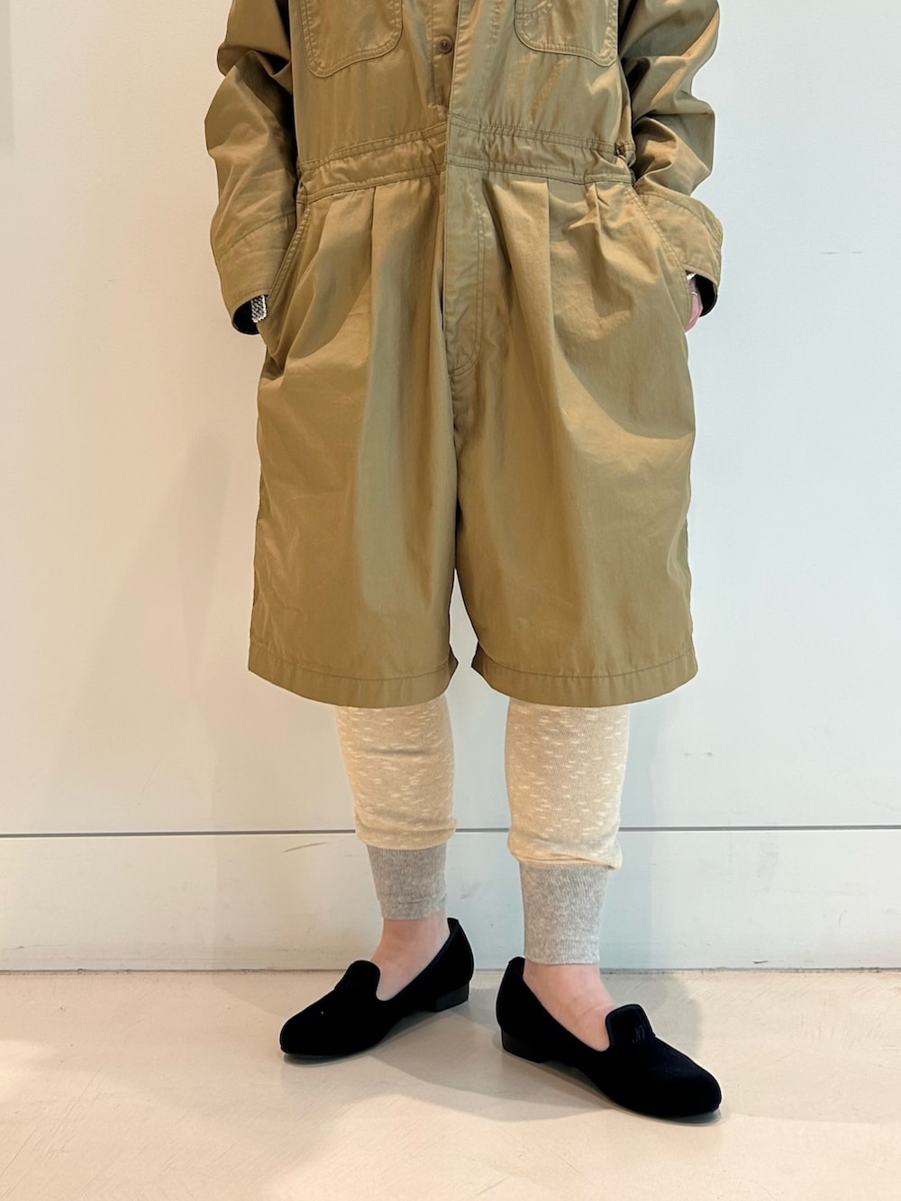 ブルー系のドレスシューズ、ベージュ系のサロペット/オーバーオール、ブルー系のショルダーバッグを着用したレディースの夏コーディネートの7枚目の写真