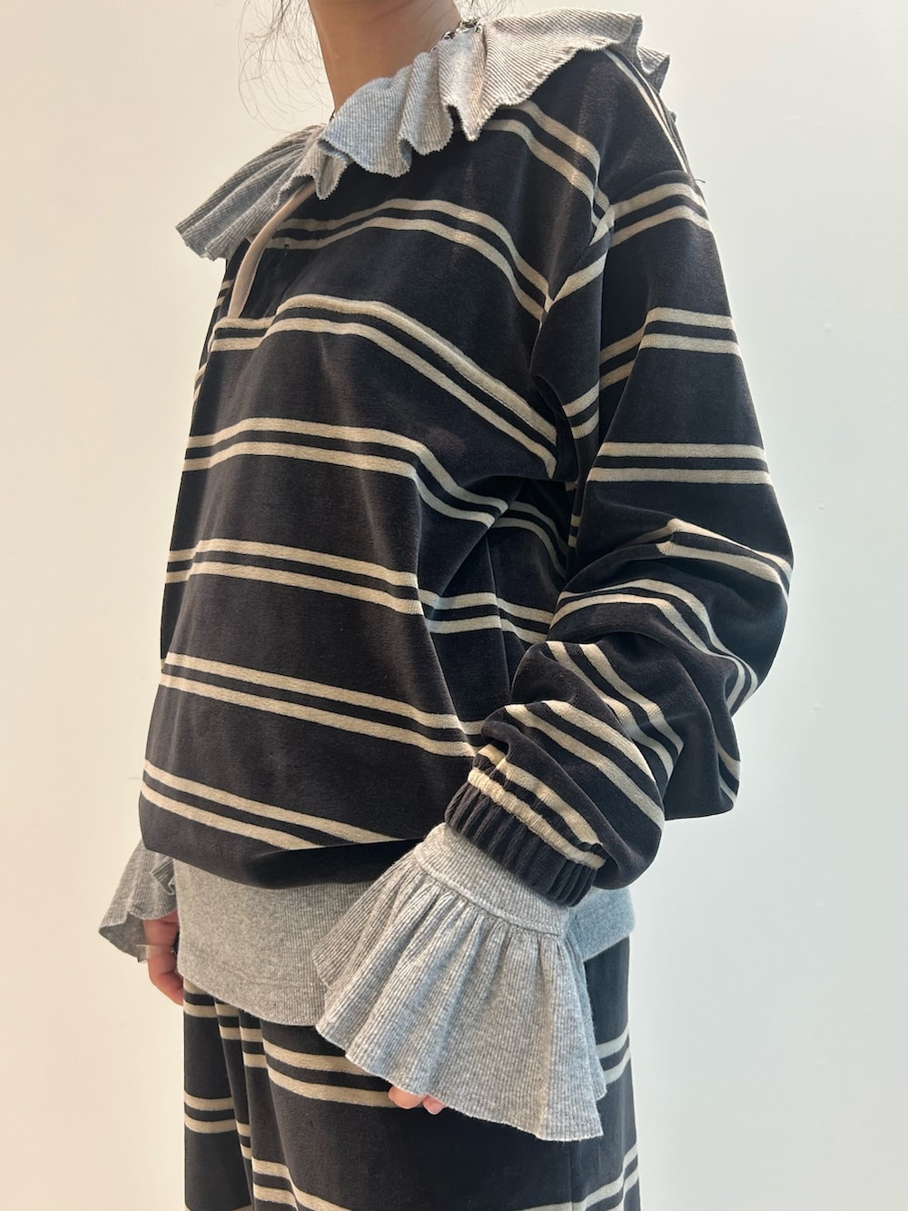 グレー系のTシャツ/カットソー、ブラック系のTシャツ/カットソー、ブラック系のその他パンツを着用したレディースの夏コーディネートの6枚目の写真