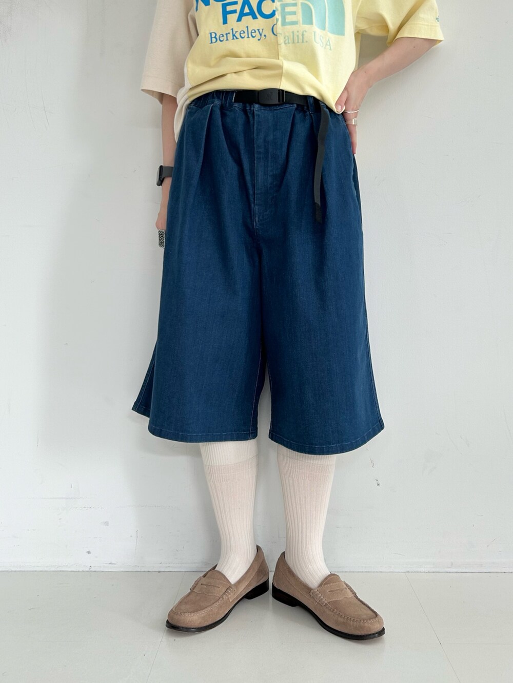 ブラウン系のバックパック/リュック、ブルー系のデニムパンツ、ベージュ系のローファーを着用したレディースの春コーディネートの9枚目の写真