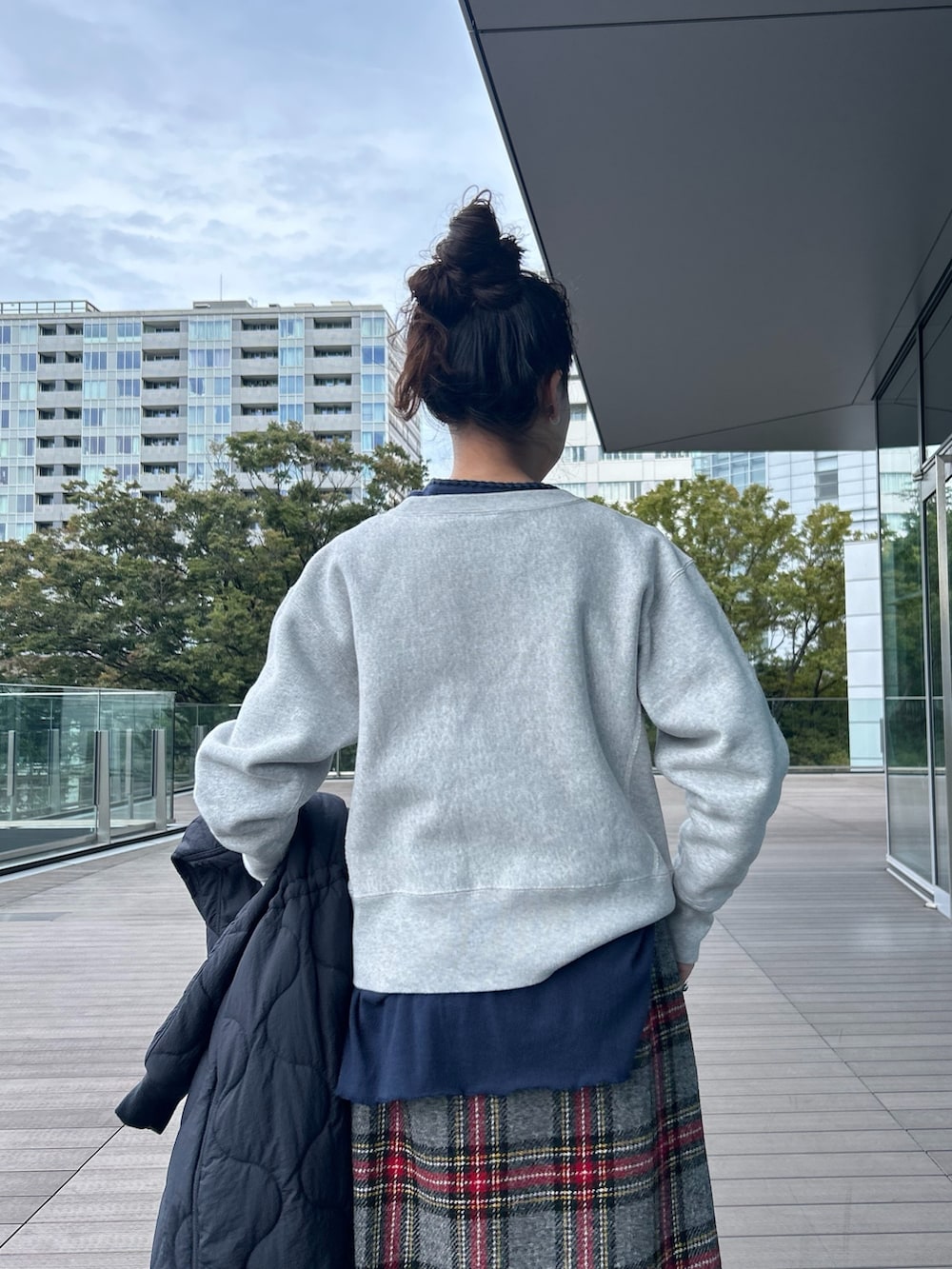 ブルー系のその他アウター、グレー系のスウェット、グレー系のスカートを着用したレディースの秋コーディネートの9枚目の写真