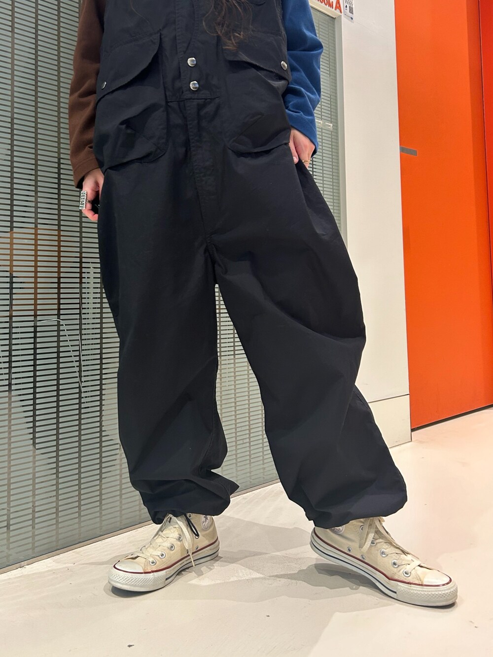 「オールインワン、エルボーパッチ、スニーカー、いいね、save、フォローお願いします🤑、キャップ」｜「BEAMS BOYのBEAMS BOY / コットンウェザー ハンチングベスト オールインワン（つなぎ/オールインワン、ブラック系）」を使った、黒田 彩乃さん（レディース・153cm）の夏コーディネートの5枚目の写真