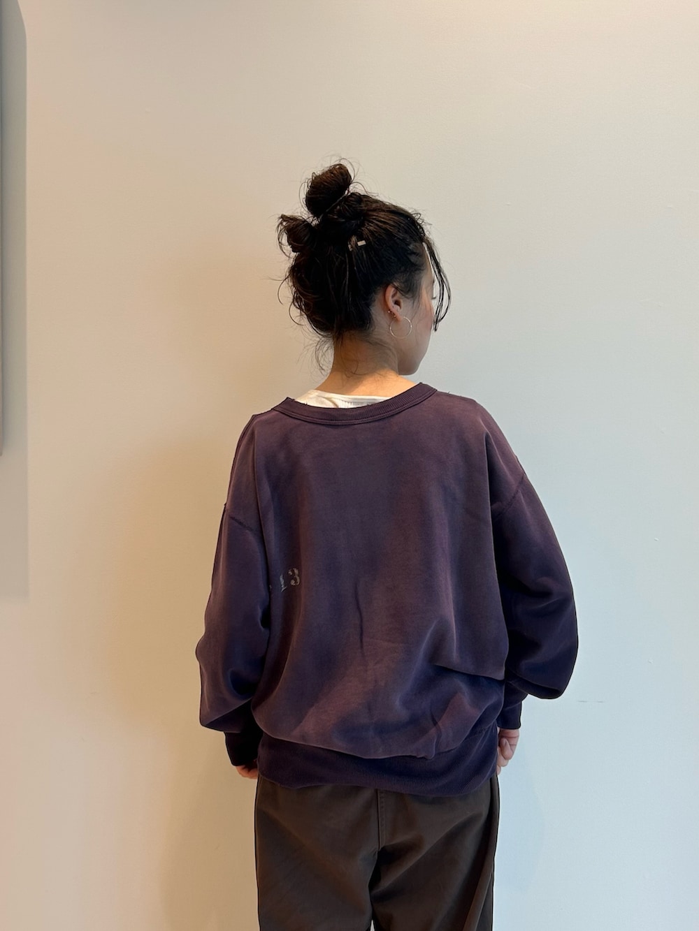 「スウェット、チノパン、シンプルコーデ、BRIEFING」｜「BEAMS BOYの【別注】 WAREHOUSE & CO. / ステンシル13 前V スウェット（スウェット、ブルー系）」を使った、黒田 彩乃さん（骨格ストレート・レディース・153cm）の夏コーディネートの5枚目の写真