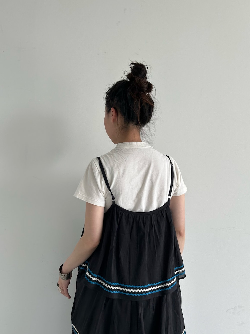 ブラック系のシャツ/ブラウス、ブラック系のワンピース、ブラック系のバレエシューズを着用したレディースの夏コーディネートの8枚目の写真
