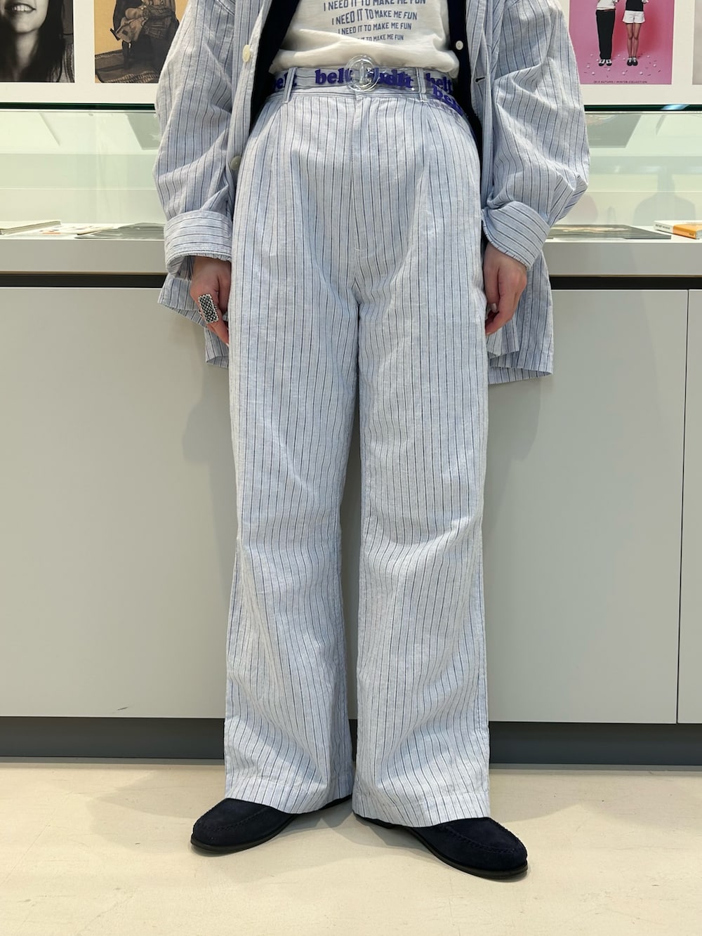 ホワイト系のTシャツ/カットソー、ブルー系のテーラードジャケット、ブルー系のスラックスを着用したレディースの冬コーディネートの5枚目の写真