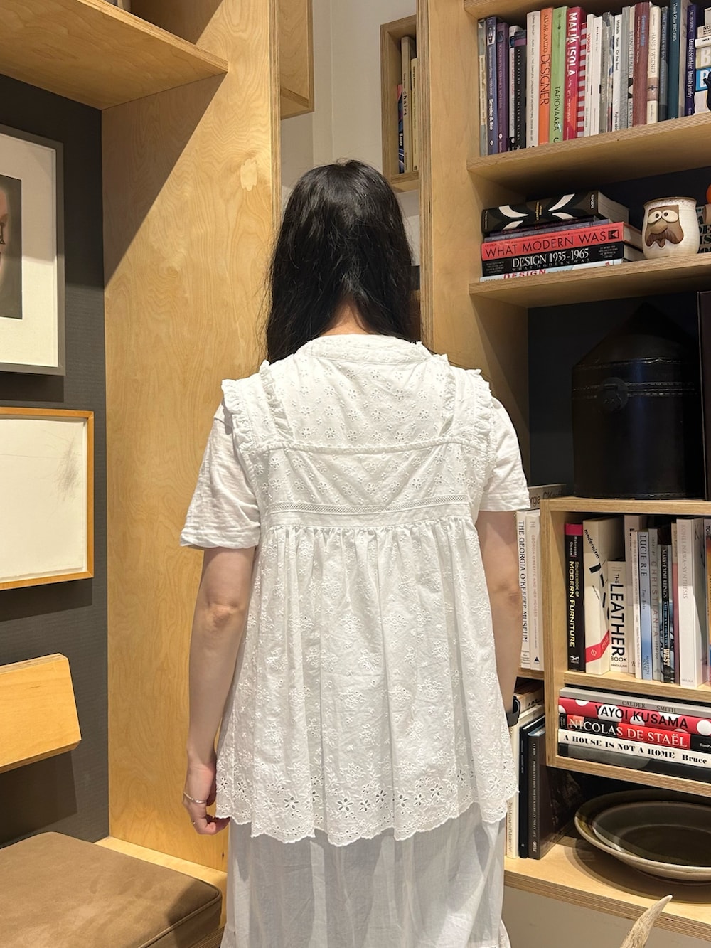 「夏、夏コーデ、ワンピース、ワンピーススタイル、セット、カットワーク、カットワークレース、デニム、サンダル、低身長、低身長コーデ、いいね、save、フォローお願いします🤑」｜「BEAMS BOYのカットワーク ノースリーブ ワンピース（ワンピース、ホワイト系）」を使った、黒田 彩乃さん（骨格ストレート・レディース・153cm）の夏コーディネートの5枚目の写真