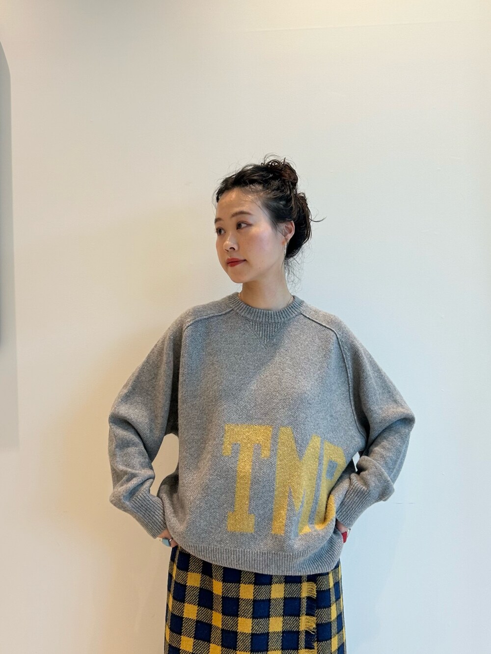 ブルー系のミリタリージャケット、イエロー系のスカート、ブラウン系のドレスシューズを着用したレディースの夏コーディネートの6枚目の写真