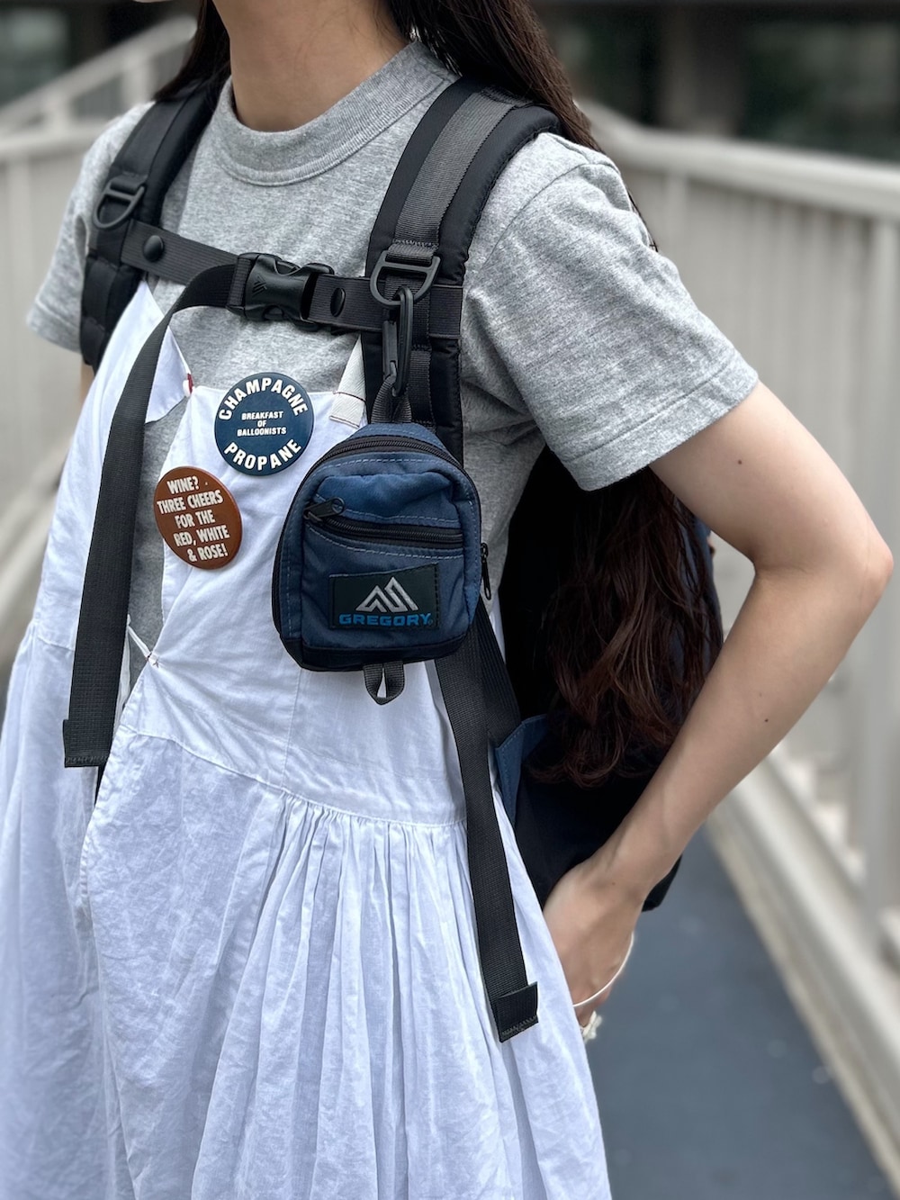 「Gregory、バックパック、リュック、ワンピース、キャップ、ローファー、いいね、save、フォローお願いします🤑、Tシャツ」|「BEAMS BOYのmaturely / 2Way Stretch Tuck Slacks(スラックス、ブルー系)」を使った、黒田 彩乃さん(レディース・153cm)の夏コーディネートの5枚目の写真