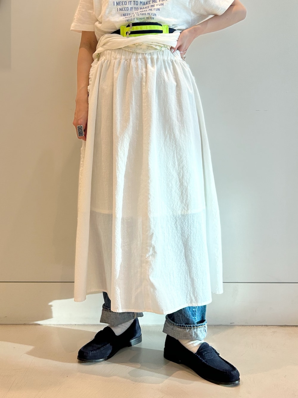 グリーン系のブルゾン、ホワイト系のTシャツ/カットソー、ブルー系のデニムパンツを着用したレディースの冬コーディネートの8枚目の写真