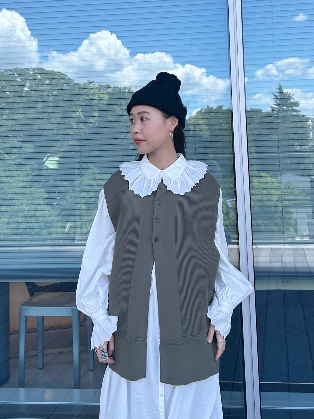 「いいね、save、フォローお願いします🤑、ベスト、ワンピース、フリル、スウェット」｜「BEAMS BOYのミリタリー ロング ベスト（ベスト、グリーン系）」を使った、黒田 彩乃さん（レディース・153cm）の夏コーディネートの2枚目の写真