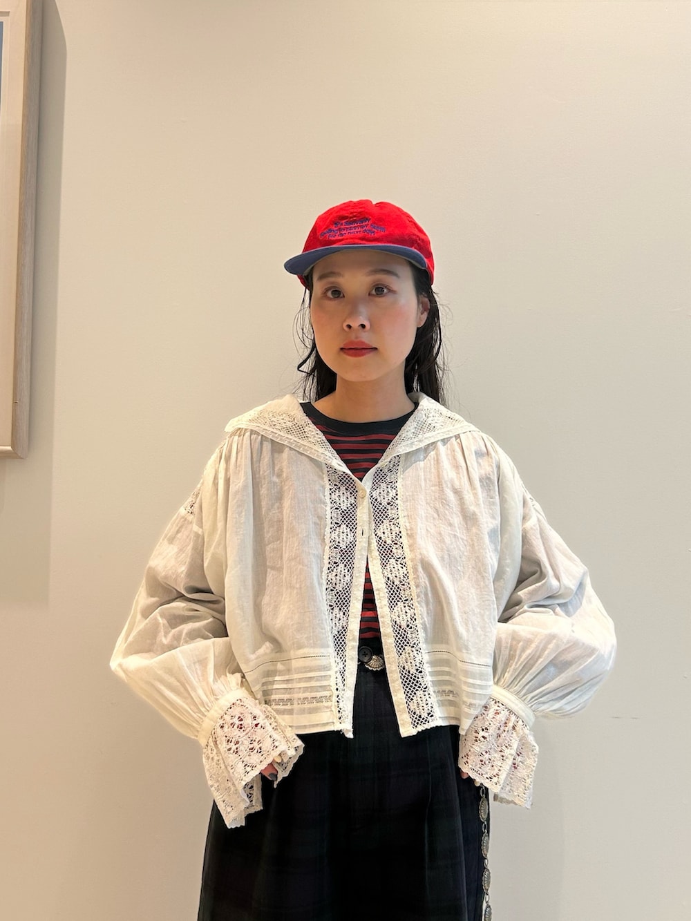 ホワイト系のバレエシューズ、ブルー系のテーラードジャケット、グレー系のTシャツ/カットソーを着用したレディースの冬コーディネートの5枚目の写真