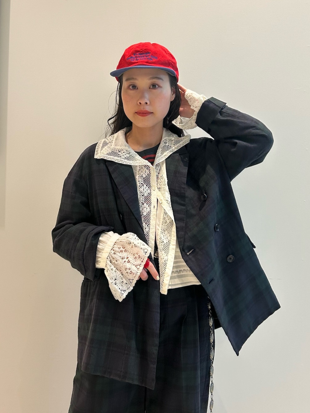 ホワイト系のバレエシューズ、ブルー系のテーラードジャケット、グレー系のTシャツ/カットソーを着用したレディースの冬コーディネートの3枚目の写真