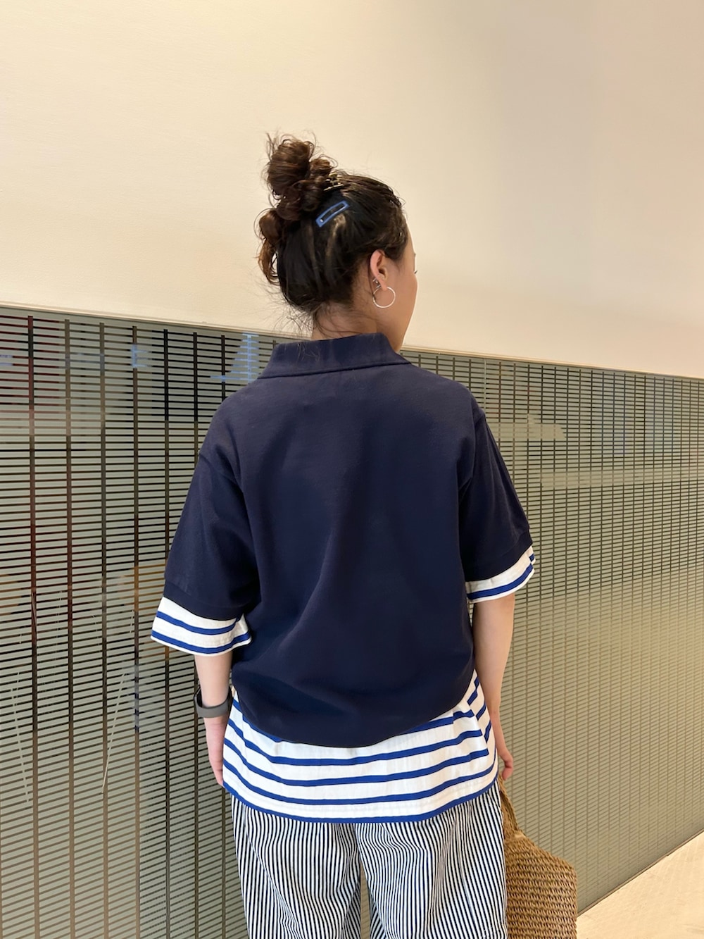 ホワイト系のTシャツ/カットソー、ベージュ系のショルダーバッグ、その他のその他パンツを着用したレディースの春コーディネートの6枚目の写真