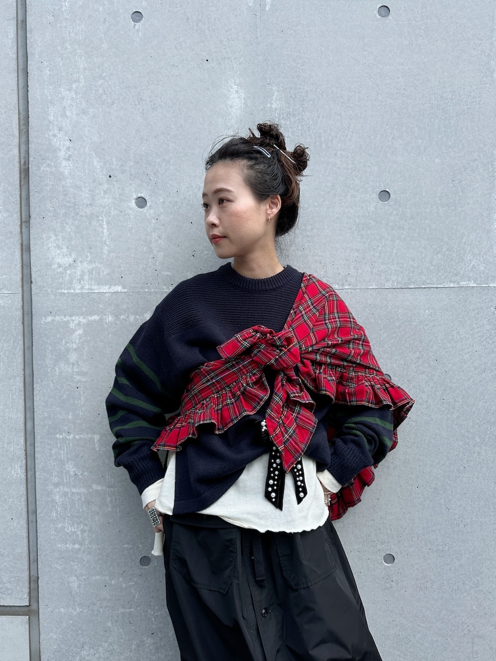 ベージュ系のチノパンツ、ブルー系のニット/セーター、ホワイト系のTシャツ/カットソーを着用したレディースの秋コーディネートの3枚目の写真