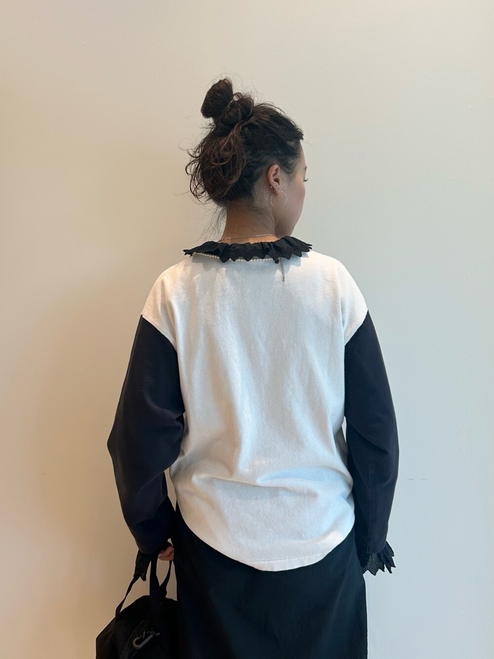 ブラック系のワンピース、ブラック系のTシャツ/カットソー、ブラック系のショルダーバッグを着用したレディースの夏コーディネートの5枚目の写真