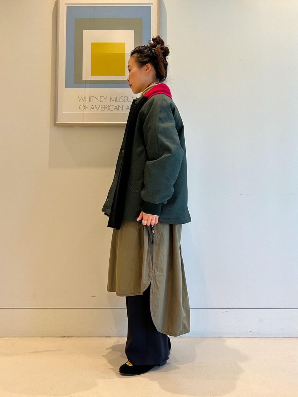 グリーン系のブルゾン、グリーン系のワンピース、イエロー系のTシャツ/カットソーを着用したレディースの秋コーディネートの2枚目の写真