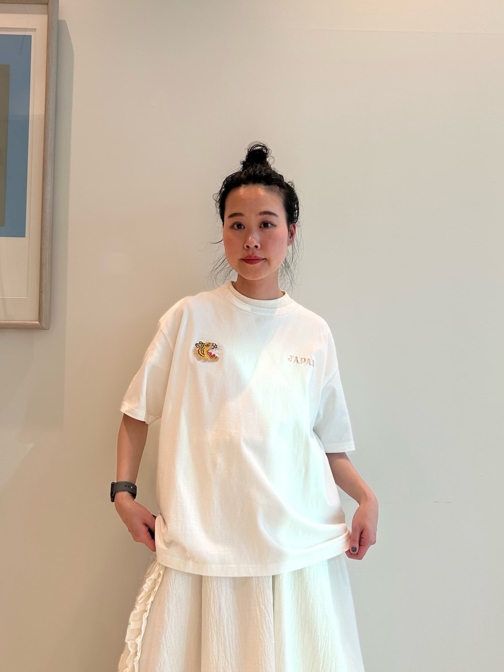 ブルー系のスカジャン、ホワイト系のスカート、ブラック系のローファーを着用したレディースの春コーディネートの6枚目の写真