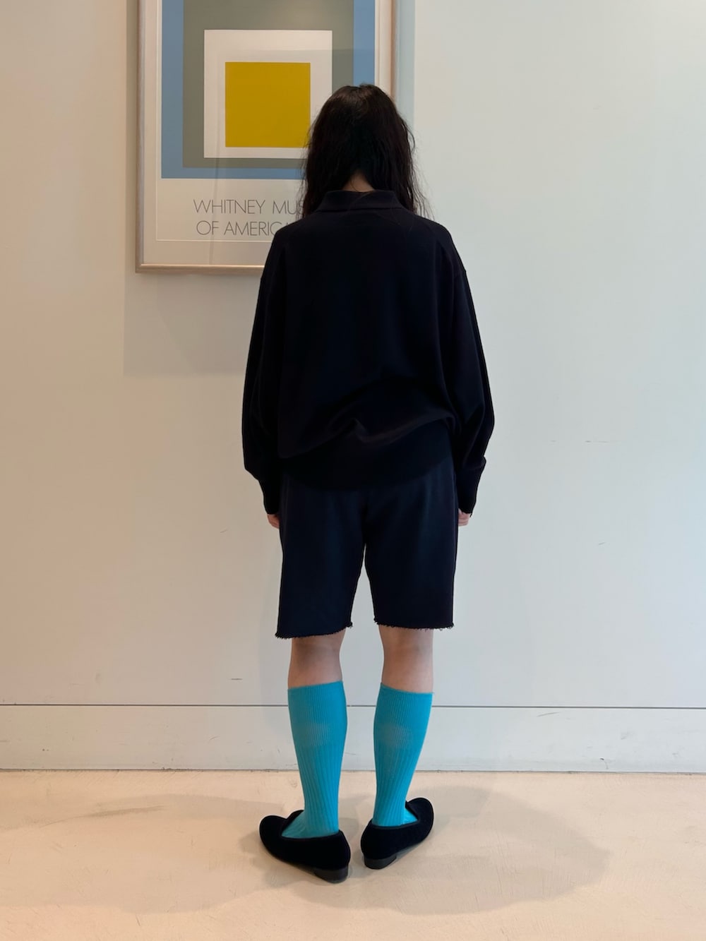 ブルー系のドレスシューズ、ブルー系のその他パンツ、ブルー系のニット/セーターを着用したレディースの夏コーディネートの3枚目の写真