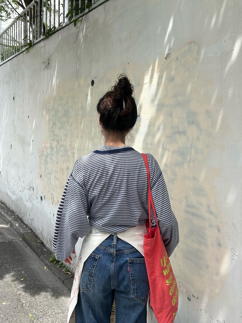 グレー系のTシャツ/カットソー、ブルー系のTシャツ/カットソーを着用したレディースの春コーディネートの4枚目の写真