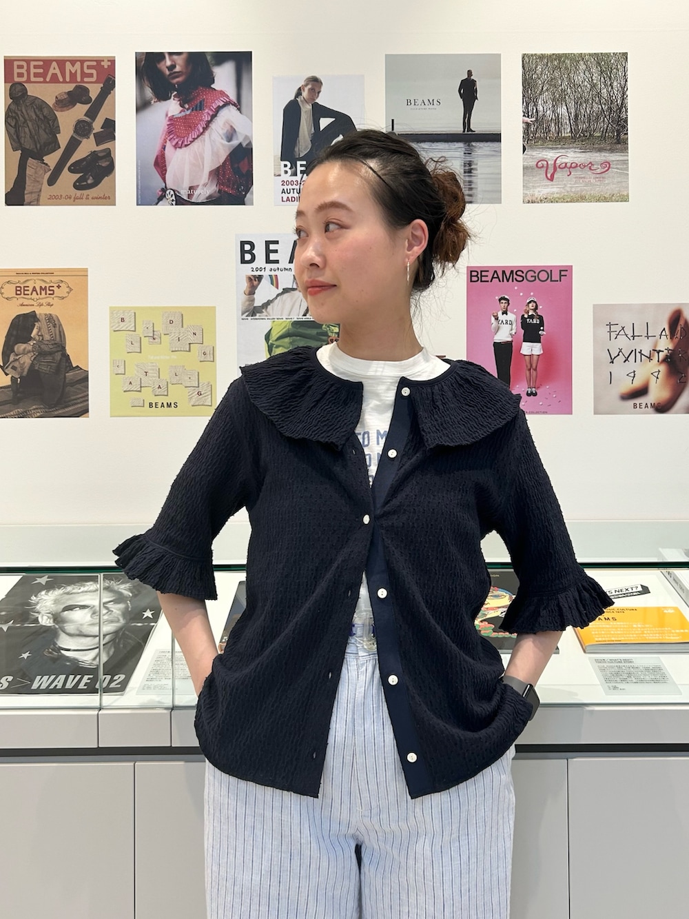 ホワイト系のTシャツ/カットソー、ブルー系のテーラードジャケット、ブルー系のスラックスを着用したレディースの冬コーディネートの7枚目の写真