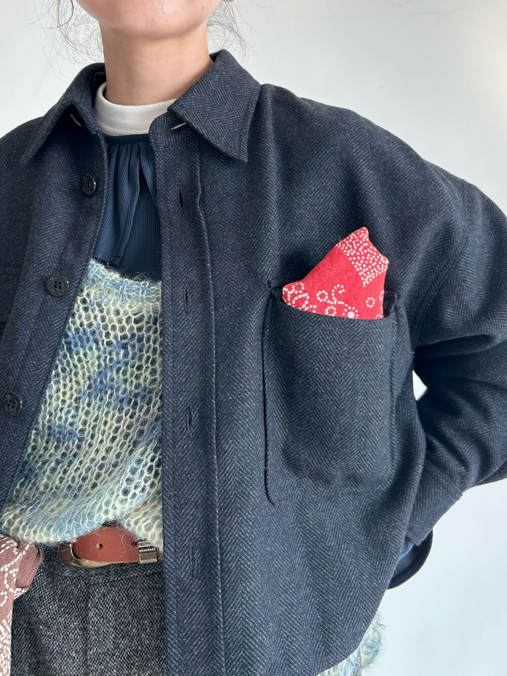 ブラウン系のドレスシューズ、ブルー系のTシャツ/カットソー、ブルー系のミリタリージャケットを着用したレディースの秋コーディネートの6枚目の写真