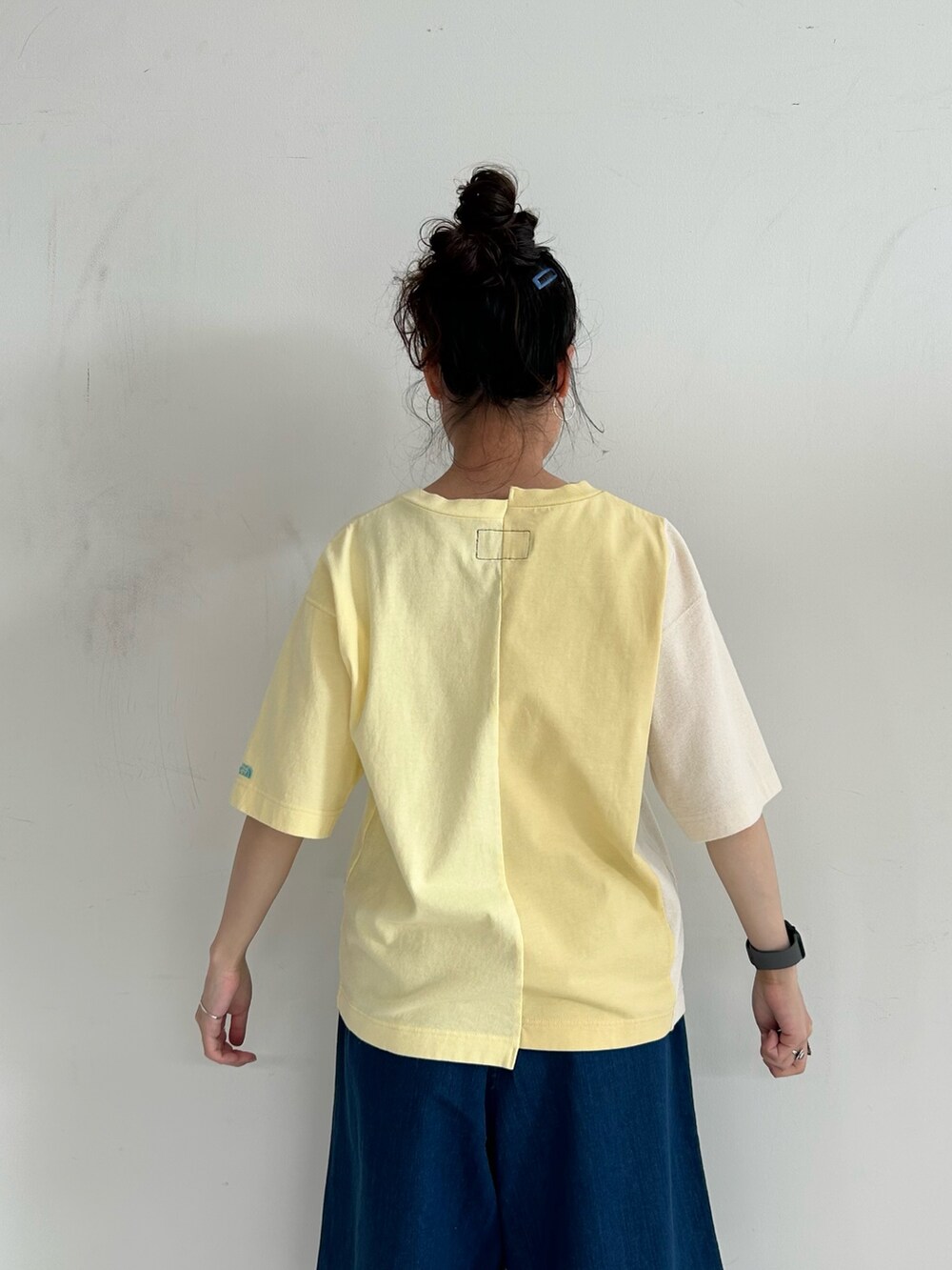ブラウン系のバックパック/リュック、ブルー系のデニムパンツ、ベージュ系のローファーを着用したレディースの春コーディネートの7枚目の写真