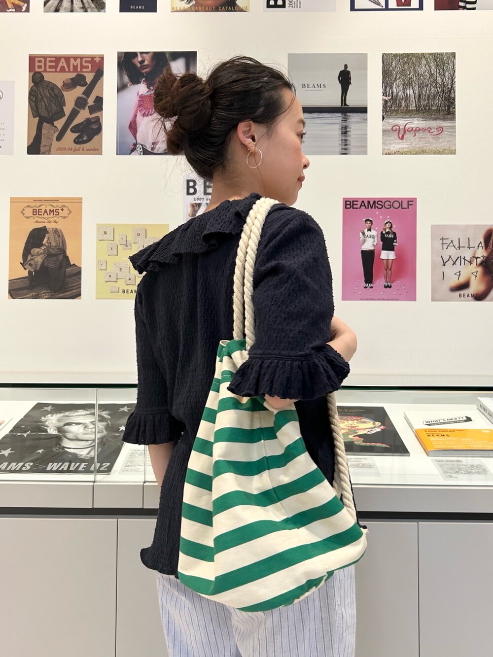 ホワイト系のTシャツ/カットソー、ブルー系のテーラードジャケット、ブルー系のスラックスを着用したレディースの冬コーディネートの8枚目の写真