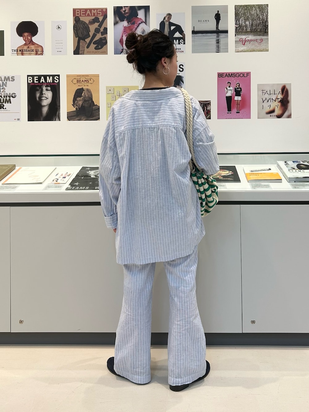 ホワイト系のTシャツ/カットソー、ブルー系のテーラードジャケット、ブルー系のスラックスを着用したレディースの冬コーディネートの2枚目の写真