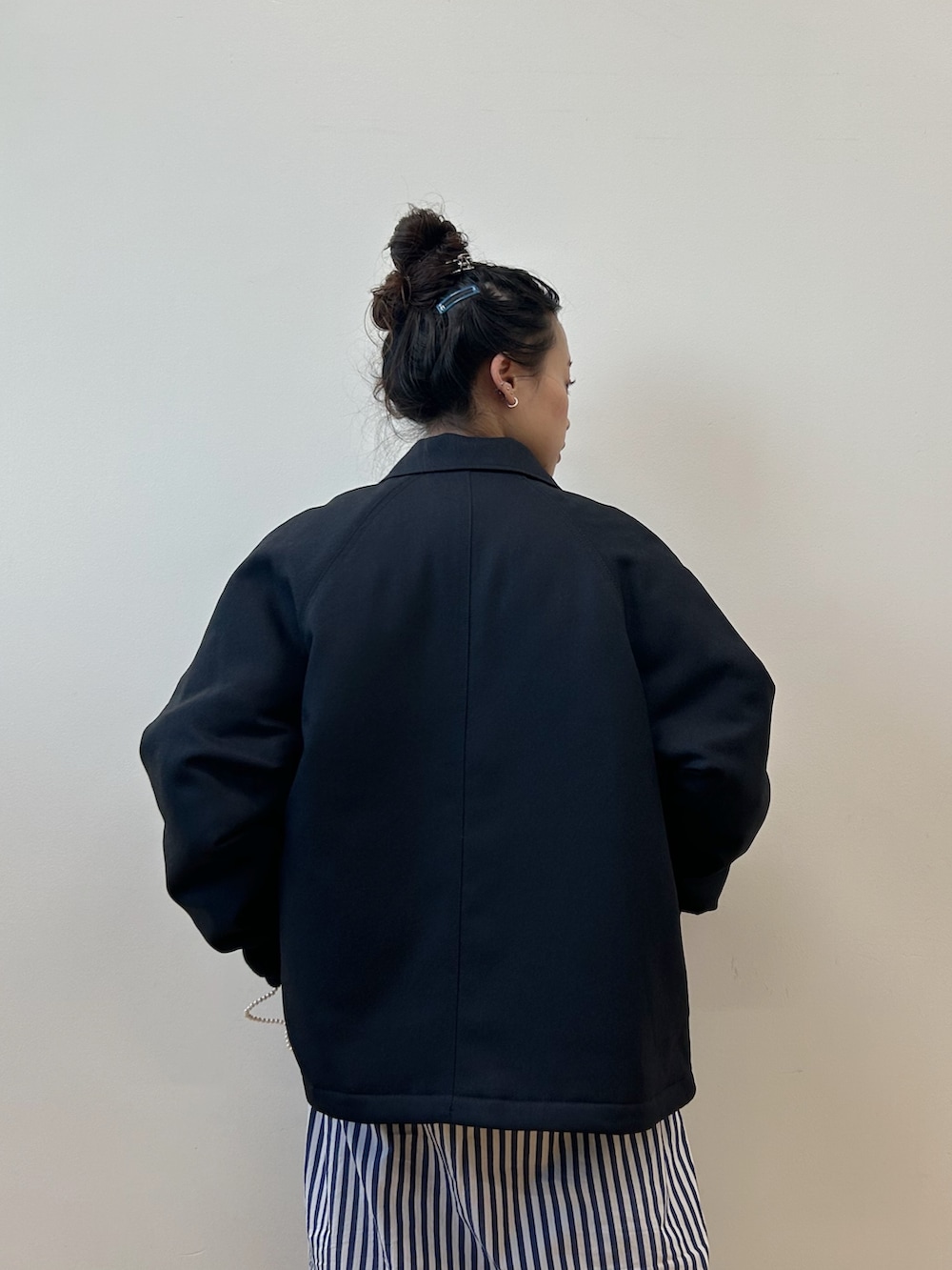 ブルー系のシャツワンピース、ブルー系のブルゾン、ブルー系のニット/セーターを着用したレディースの冬コーディネートの5枚目の写真