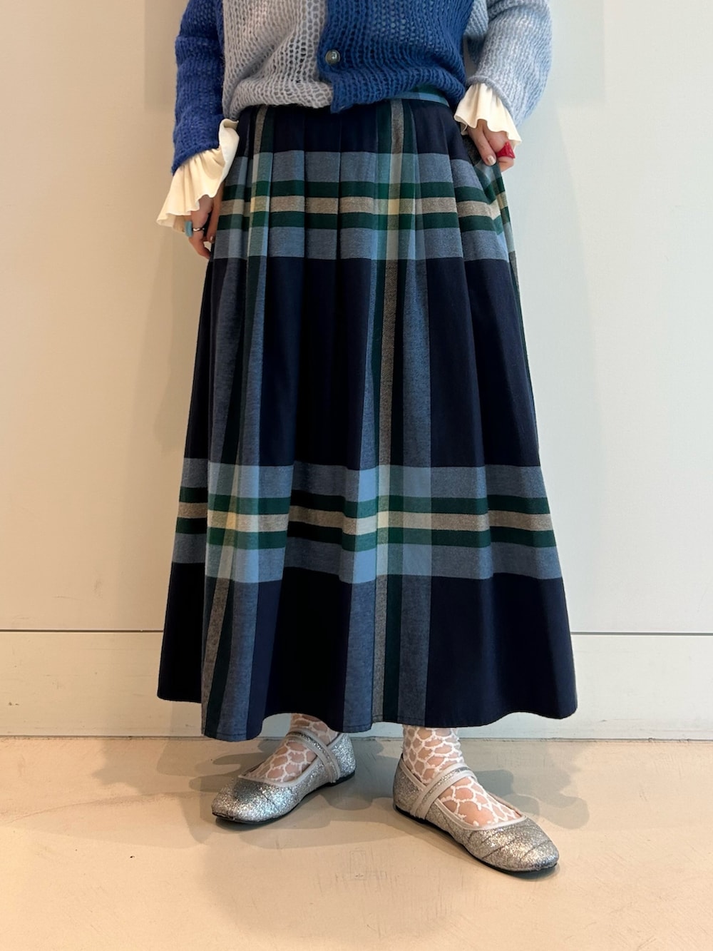 ブルー系のステンカラーコート、ホワイト系のTシャツ/カットソー、ブルー系のカーディガン/ボレロを着用したレディースの秋コーディネートの9枚目の写真