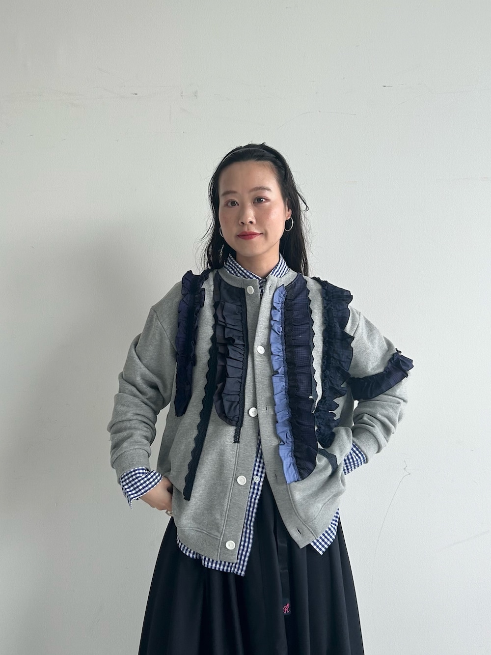 ブルー系のドレスシューズ、ブルー系のスカート、グレー系のカーディガン/ボレロを着用したレディースの秋コーディネートの4枚目の写真