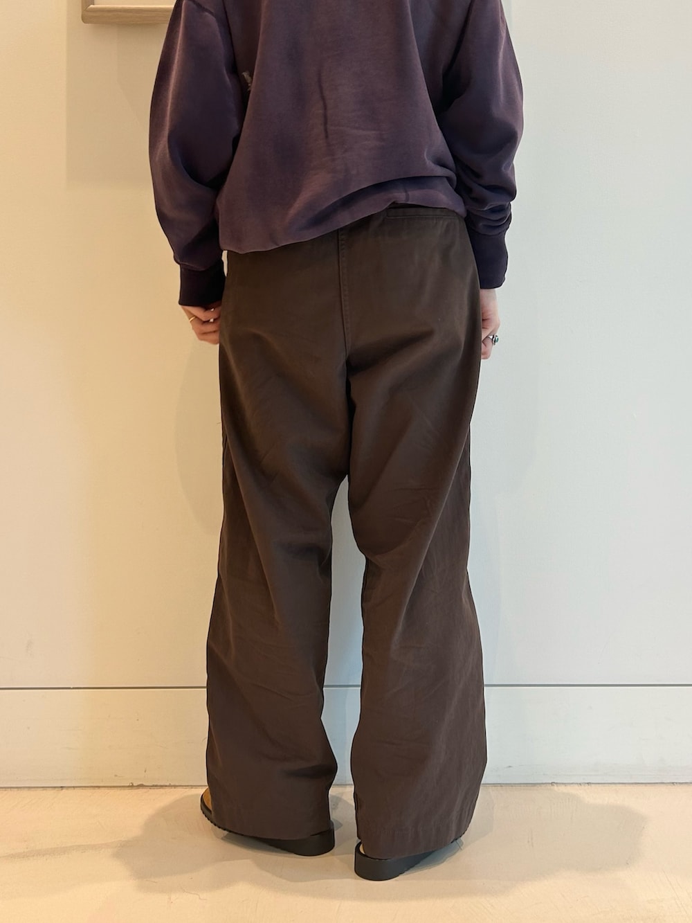 「スウェット、チノパン、シンプルコーデ、BRIEFING」｜「BEAMS BOYの【別注】 WAREHOUSE & CO. / ステンシル13 前V スウェット（スウェット、ブルー系）」を使った、黒田 彩乃さん（骨格ストレート・レディース・153cm）の夏コーディネートの7枚目の写真