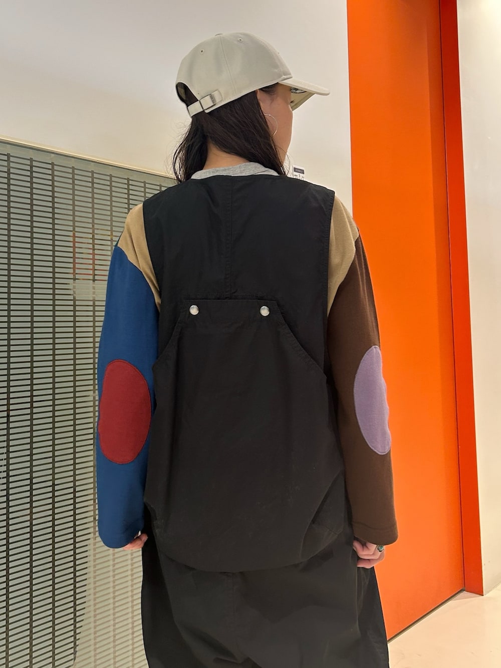 「オールインワン、エルボーパッチ、スニーカー、いいね、save、フォローお願いします🤑、キャップ」｜「BEAMS BOYのBEAMS BOY / コットンウェザー ハンチングベスト オールインワン（つなぎ/オールインワン、ブラック系）」を使った、黒田 彩乃さん（レディース・153cm）の夏コーディネートの4枚目の写真