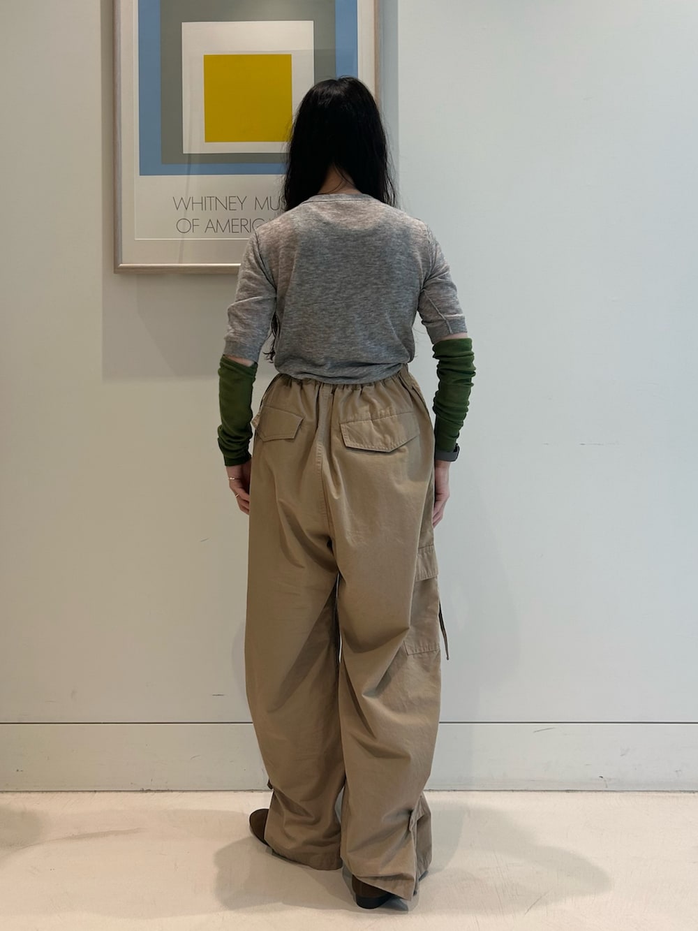 「ワイドパンツ、アームウォーマー、半袖ニット、シンプル、シンプルコーデ、いいね、save、フォローお願いします🤑、低身長、低身長コーデ」｜「maturelyのmaturely / コットン シルク ジッパー カーゴパンツ（カーゴパンツ、ベージュ系）」を使った、黒田 彩乃さん（骨格ストレート・レディース・153cm）の夏コーディネートの3枚目の写真