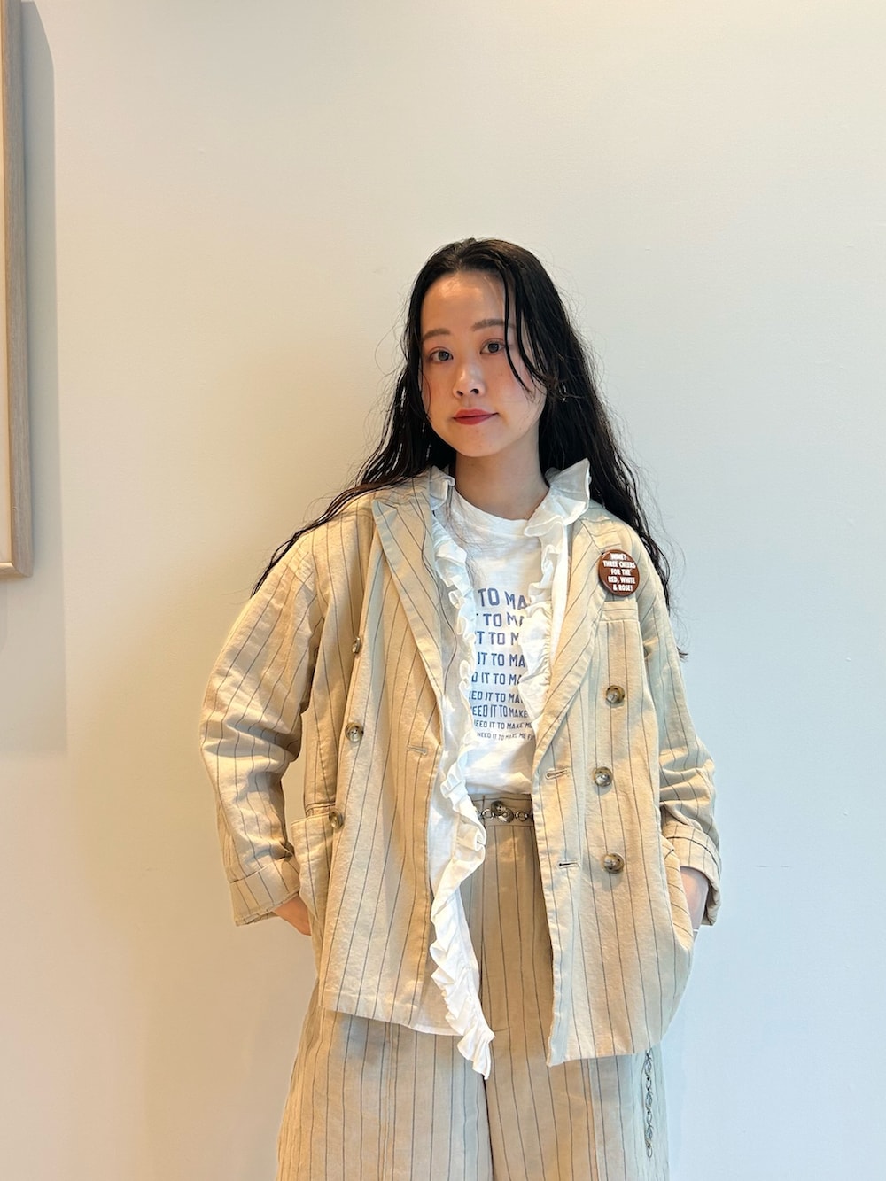 「梅雨、梅雨コーデ、ジャケット、ジャケットスタイル、セットアップ、セットアップスタイル、ロゴT、レイヤード、レイヤードスタイル、ブラウス、フリル、ショーツ、ショーツスタイル」｜「BEAMS BOYのライン メッセージ Tシャツ（Tシャツ/カットソー、ホワイト系）」を使った、黒田 彩乃さん（骨格ストレート・レディース・153cm）の夏コーディネートの4枚目の写真